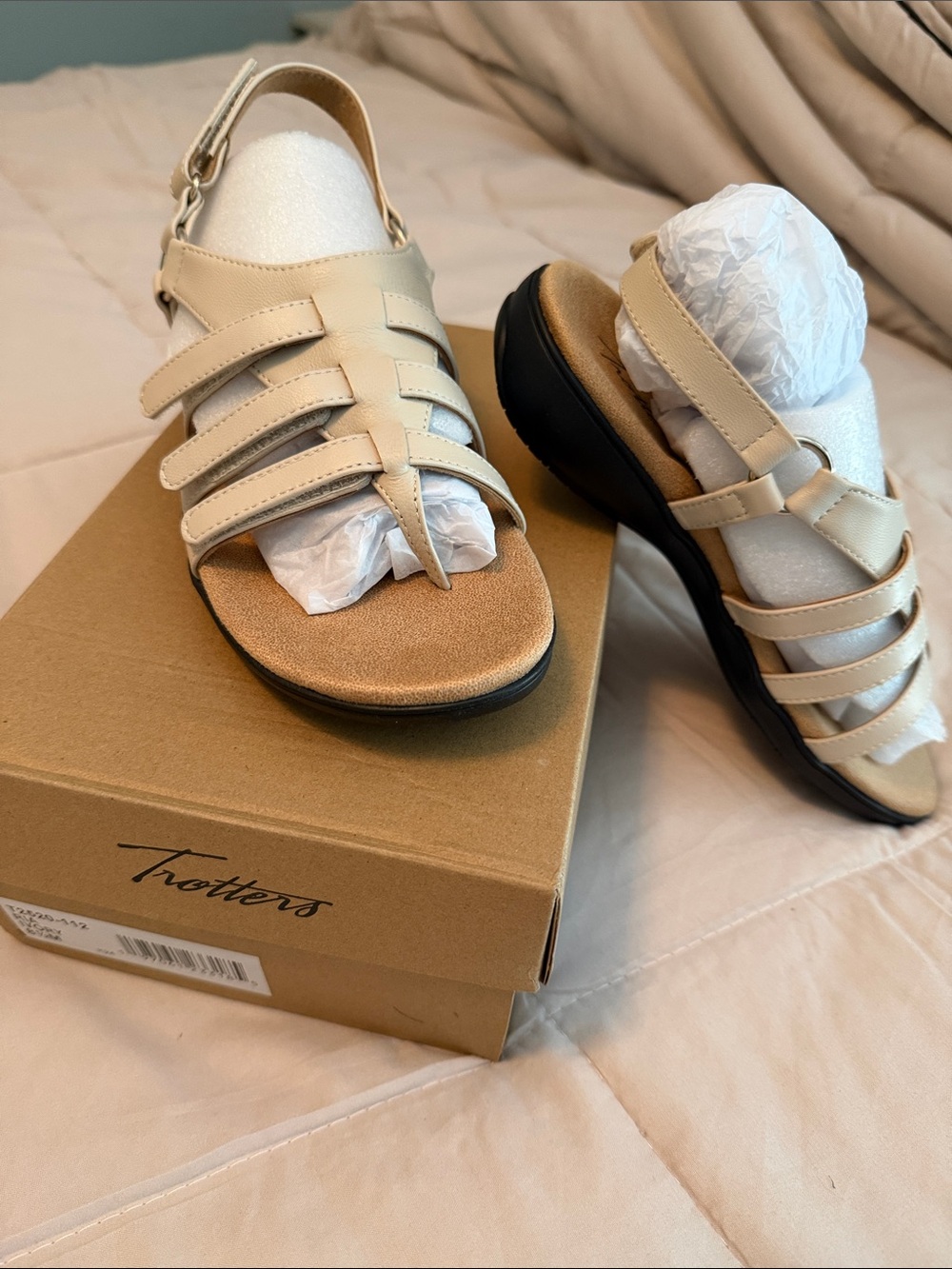 Trotters Women's Cream Strappy Comfort Sandals Velcro low heel NIB 8.5 leather